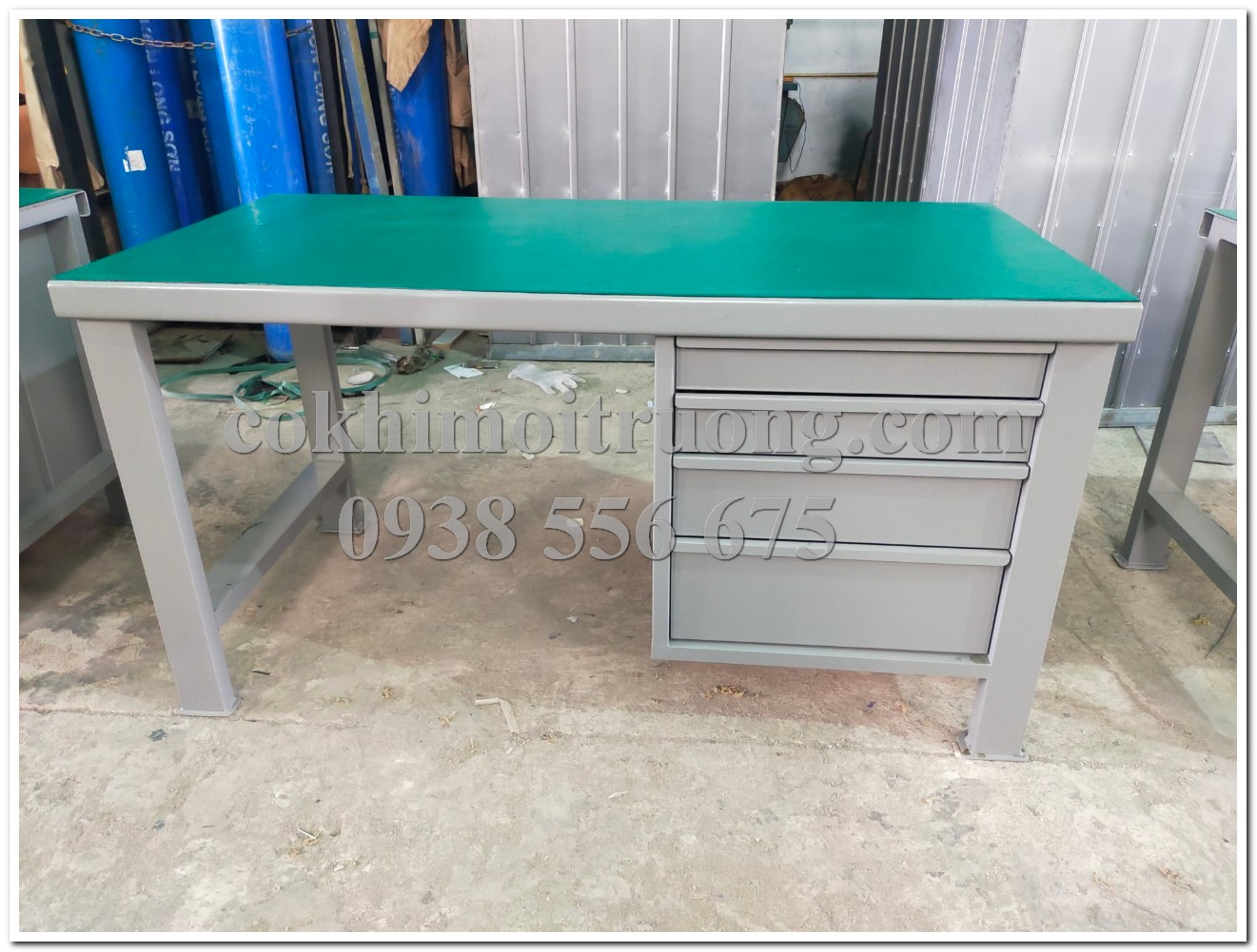 Tủ dụng cụ kết hợp bàn nguội, tủ dụng cụ, tủ đựng đồ nghề kết hợp, là dòng sản phẩm tích hợp giữa bàn thao tác cơ khí (bàn nguội) và tủ đựng dụng cụ trong cùng một thiết kế. Đây là lựa chọn tối ưu cho các xưởng cơ khí, gara ô tô hoặc trung tâm bảo trì bảo dưỡng nhờ khả năng tiết kiệm không gian, nâng cao hiệu quả làm việc và giúp sắp xếp dụng cụ gọn gàng, chuyên nghiệp.